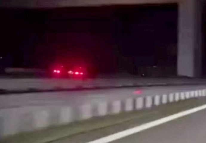 NA AUTOPUTU U SRBIJI U MRAKU SNIMLJEN PRIZOR OD KOJEG SE DIŽE KOSA NA GLAVI Objavljeno upozorenje za vozače (VIDEO)