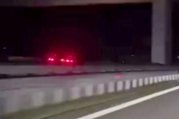 NA AUTOPUTU U SRBIJI U MRAKU SNIMLJEN PRIZOR OD KOJEG SE DIŽE KOSA NA GLAVI Objavljeno upozorenje za vozače (VIDEO)