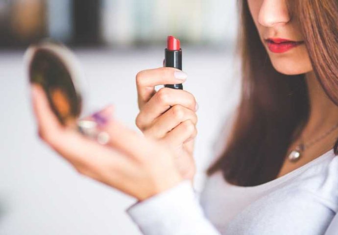 UPOZORENJE ZA ŽENE: Ova šminka koju svakodnevno koristite može napraviti KATASTROFALNU ŠTETU 