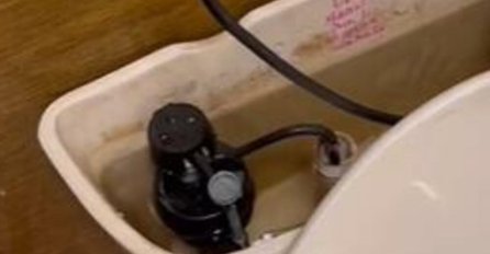 SIPAO JE OVO U VODOKOTLIĆ, KAD SE PROBUDIO, NIJE VJEROVAO SVOJIM OČIMA: Au, šta se to desilo? (VIDEO)