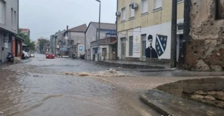 HAOS U MOSTARU, POPLAVLJENE ULICE, OČEKUJU SE JAKI UDARI VJETRA: Stiglo i upozorenje za vozače - izlila se nafta