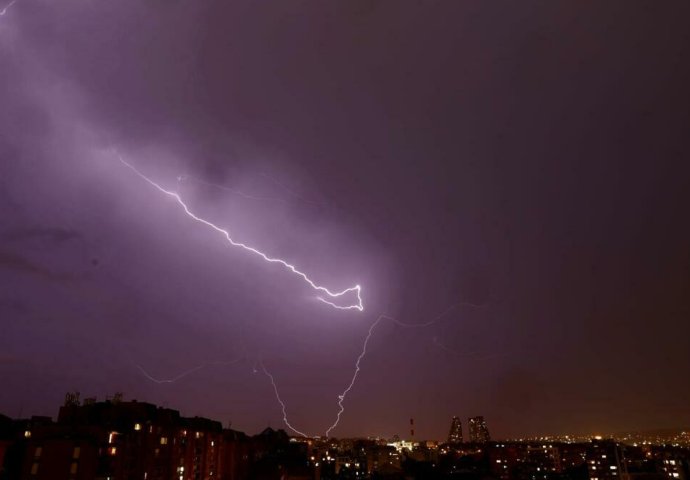 CRNA GORA NA UDARU OBILNIH PADAVINA, DA LI ĆE KIŠA STIĆI I U BEOGRAD? Evo gdje se u Srbiji očekuju NAJVEĆE PADAVINE