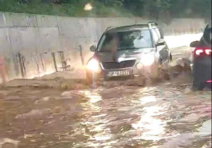 KATAKLIZMA U BUDVI! Ullice poplavljene, na 30 lokacija je KRITIČNO, vodu izvlačili pumpama! (VIDEO)