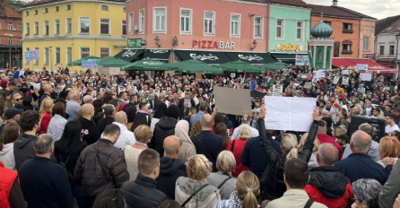 I TUZLA JE UZ PALESTINU: Hiljade Tuzlaka stalo je uz narod Palestine, pogledajte fotografije još jednog skupa u BiH(FOTO)