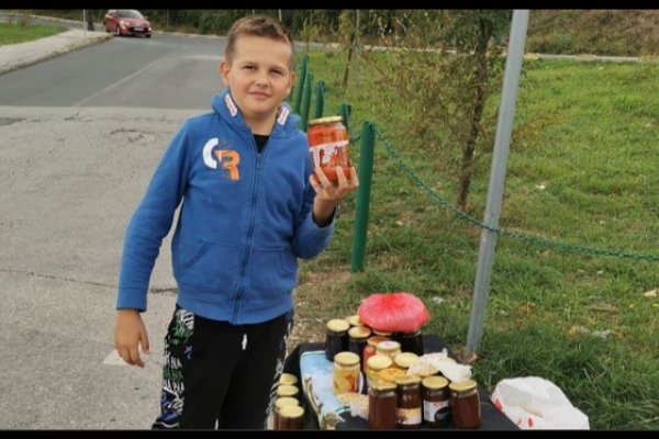 Faris (12) iz Sarajeva prodaje domaće proizvode kako bi pomogao bolesnim roditeljima