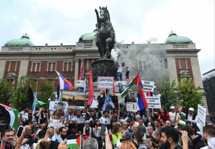 "STANOVNICIMA GAZE PRIJETI HUMANITARNA KATASTROFA" Veliki skup podrške Palestini u centru Beograda (FOTO)