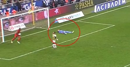 DOMINIK LIVAKOVIĆ U NEVJERICI SAMO LEGAO NA TEREN: Njegov saigrač iz Fenera aplaudirao protivniku (VIDEO)