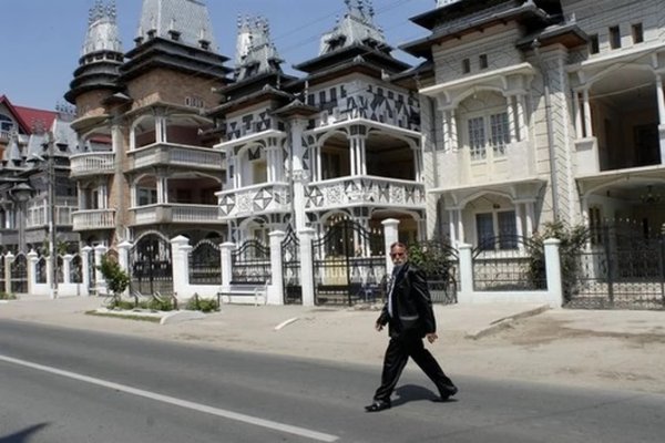 Završio 4 RAZREDA osnovne škole, a ima NAJLJEPŠU VILU u najbogatijem ROMSKOM SELU kod Šapca: Lavovi su pokriveni CRNIM PLASTIČNIM KESAMA, a bolje nije 'prošao' ni NAMJEŠTAJ