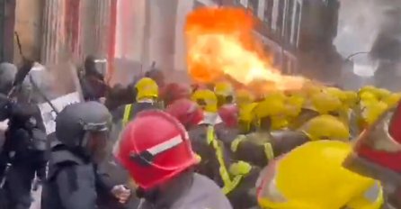 VATROGASCI NAPALI POLICIJU, KRV PALA TOKOM PROTESTA: Pogledajte scene haosa u Španiji, koristili VATRU KAO ORUŽJE (VIDEO)