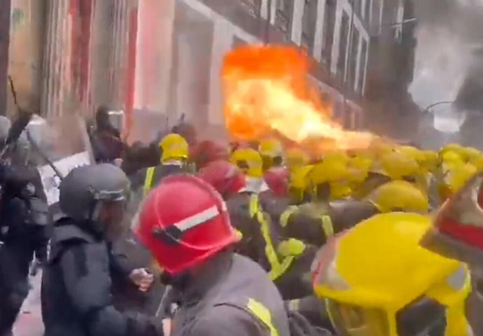 VATROGASCI NAPALI POLICIJU, KRV PALA TOKOM PROTESTA: Pogledajte scene haosa u Španiji, koristili VATRU KAO ORUŽJE (VIDEO)