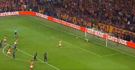ICARDI JE PRIŠAO LOPTI, A ONDA JE STADION POTPUNO EKSPLODIRAO: Igrači Bayerna su odmah shvatili gdje su došli (VIDEO)
