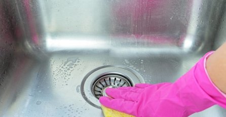 NEKA SUDOPER PONOVO ZABLISTA KAO NOV: Žena podijelila genijalan trik za uklanjanje kamenca