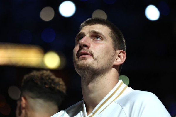 JOKIĆ SA SUZAMA U OČIMA NA DODJELI ŠAMPIONSKOG PRSTENA: Navijači ga dočekali ovacijama uz povike MVP