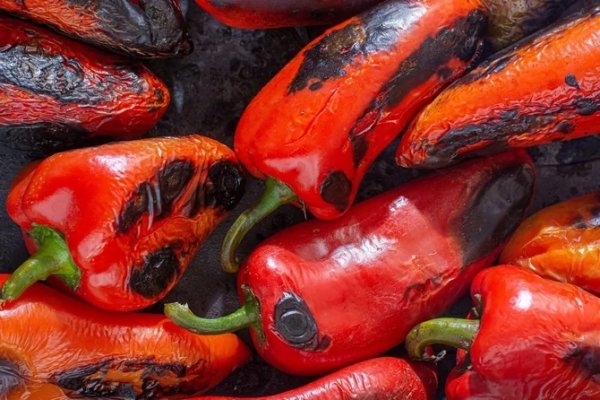 Trik naših baka da OLJUŠTITE BRDO PEČENIH PAPRIKA DOK KAŽETE "AJVAR": Ovo su one radile godinama