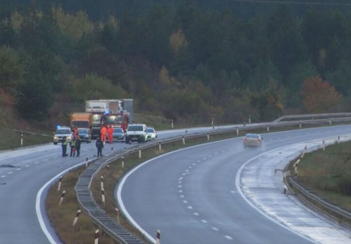 Stravična nesreća na A1 u Hrvatskoj: Kombi ih vukao stotinama metara, na jednog poginulog naletjela još dva vozila