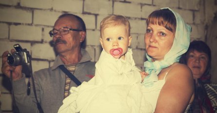 "DOK SAM ŽIVA NEĆU DA DOPUSTIM DA MOJA UNUKA UPOZNA SVOJU MAJKU": Kada čuju, svi aplaudiraju na ODLUCI ove žene