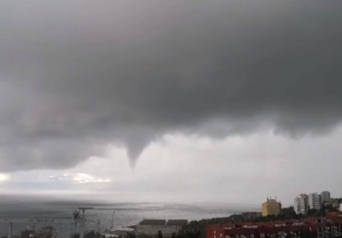 JAKO NEVRIJEME GAZI PREKO HRVATSKE: Kran pao na zgrade, grad pod vodom, meteorolozi ništa slično nisu vidjeli od 1929. godine (FOTO, VIDEO)