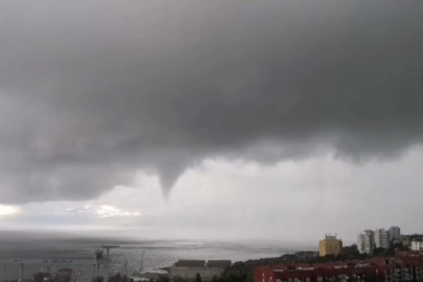 JAKO NEVRIJEME GAZI PREKO HRVATSKE: Kran pao na zgrade, grad pod vodom, meteorolozi ništa slično nisu vidjeli od 1929. godine (FOTO, VIDEO)