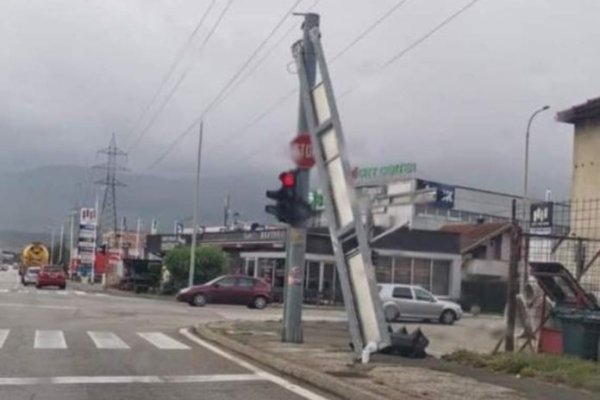 VJETAR NOSI SVE PRED SOBOM: Pogledajte štetu u bh. gradovima, vidljive posljedice nevremena širom zemlje