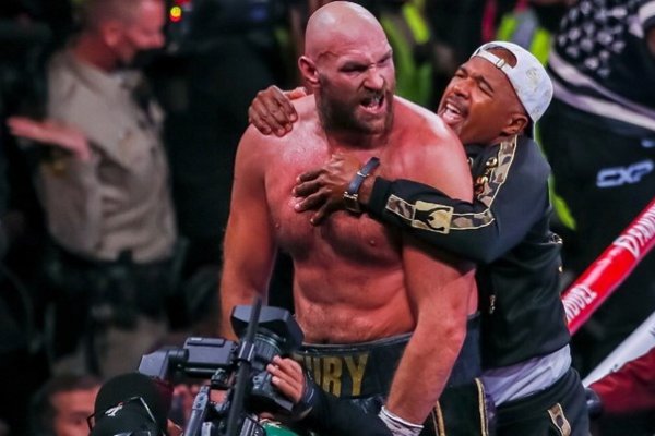 KONTRAVERZNA POBJEDA ILI NE? Fury slavio na jedvite jade u spektaklu iako ga je Ngannou šokantno poslao na pod