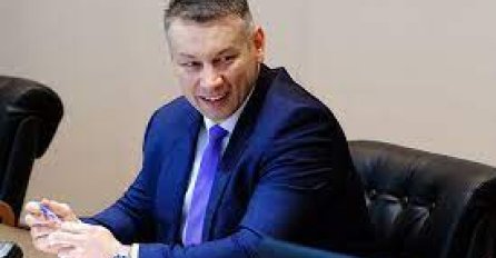 NEŠIĆ IZVEO SHOW U PARLAMENTU BIH , PODIGAO TRI PRSTA: Evo šta je poručio nakon toga 