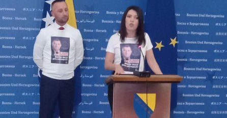 SJEDNICA PARLAMENTA BIH : Vlast sa majicama Dodika, a opozicija "Đes‘ lopove - evo šta je još pisalo na majicama (FOTO)