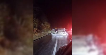 Teška saobraćajna nesreća u BiH: Auto završio na krovu