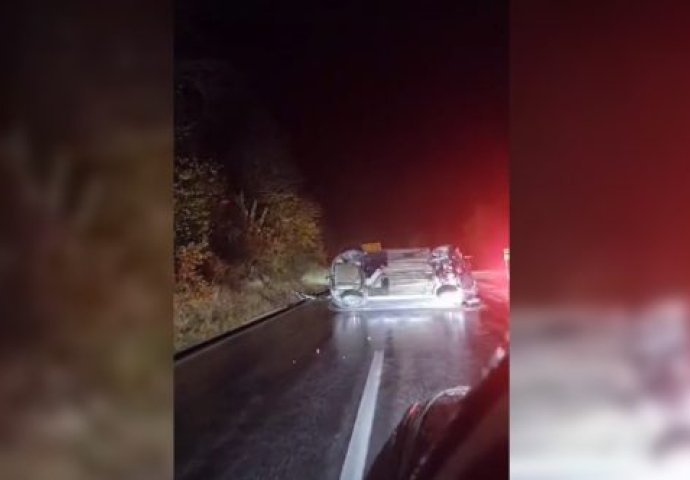 Teška saobraćajna nesreća u BiH: Auto završio na krovu