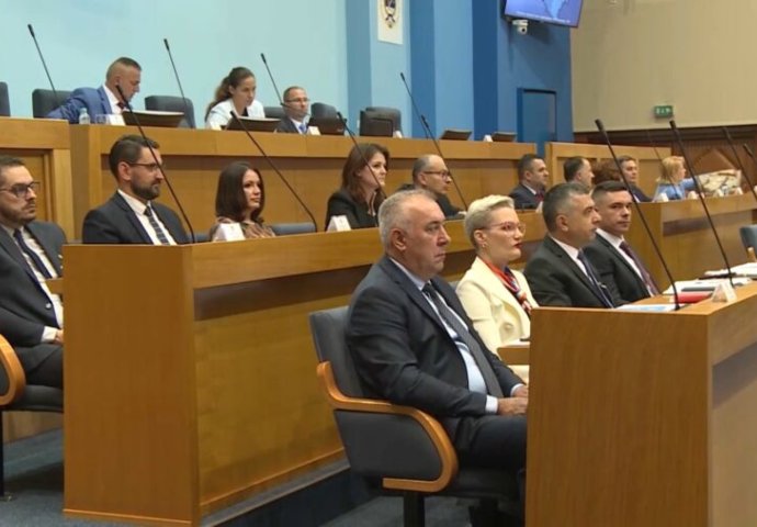 Na pomen Prointera, ministar prekida press: Ko održava sajtove institucija RS?