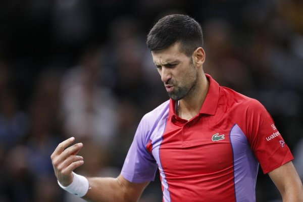 NOVAK ZARATIO SA FRANCUZIMA, PA IM POSLAO PORUKU NA SRPSKOM: Evo šta je Đoković napisao poslije pobjede nad Griksporom (FOTO)