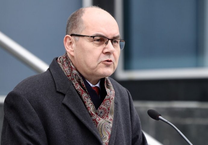 Schmidt odgovorio Komšiću: Ja odluke donosim sam