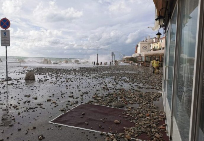 SNAŽNO NEVRIJEME SE SRUČILO NA SLOVENIJU: Oglasile se sirene, jak vjetar nosio krovove