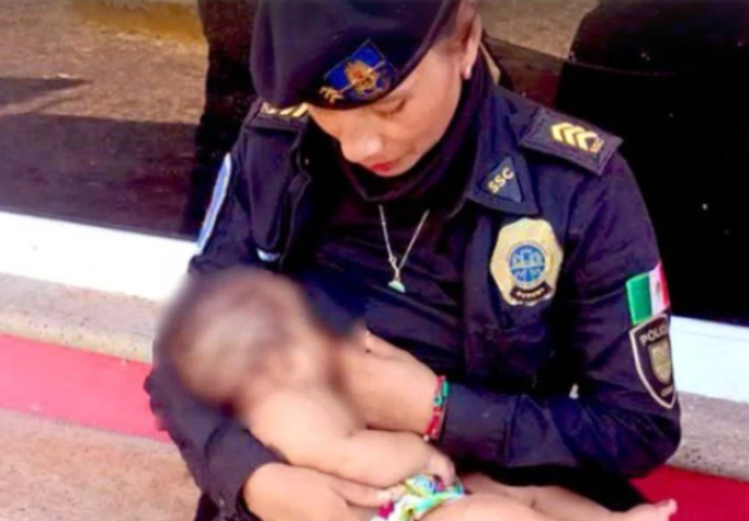 Veličanstvena gesta koja je obišla svijet: Pogledajte kako je policajka pomogla majci u nevolji (VIDEO)