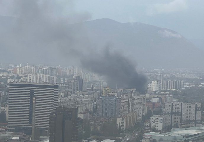 CRNI DIM KULJA NAD SARAJEVOM: Sirene odjekuju gradom, evo šta dodatno otežava rad vatrogasaca