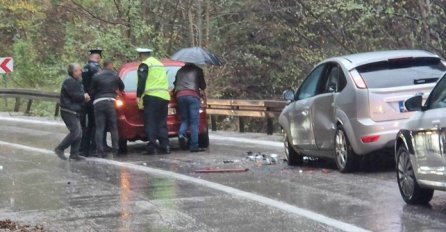 DIJELOVI AUTA RASUTI PO CESTI:  Saobraćajna nesreća na ulazu u Kladanj 