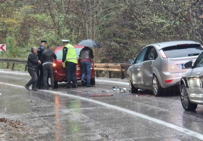 DIJELOVI AUTA RASUTI PO CESTI:  Saobraćajna nesreća na ulazu u Kladanj 