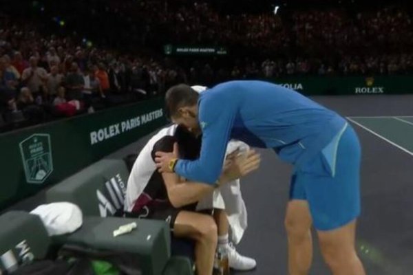 ĐOKOVIĆ TJEŠIO UPLAKANOG DIMITROVA: Scena koja obilazi planetu! Novak bratku Griši poslao JAKU PORUKU