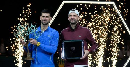 Još jedna fotografija za historiju: Pogledajte momenat kada Novak Đoković podiže trofej u legendarnom "Bersiju" (VIDEO)