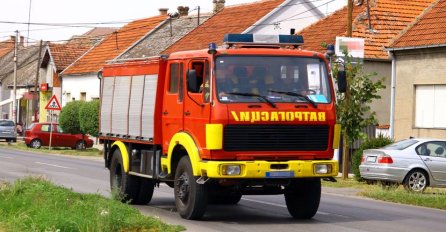 VELIKI POŽAR U ŽELEZNIKU, NAVODNO PRONAĐENO TIJELO U BARACI: Gust dim kulja iz kuće, vatrogasci se bore s VATRENOM STIHIJOM (VIDEO)