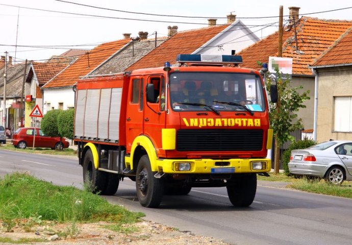 VELIKI POŽAR U ŽELEZNIKU, NAVODNO PRONAĐENO TIJELO U BARACI: Gust dim kulja iz kuće, vatrogasci se bore s VATRENOM STIHIJOM (VIDEO)