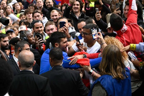 KOME JE NOVAK ODMAH POSLIJE TITULE OTRČAO U ZAGRLJAJ? Posebna žena u njegovom životu, a NIJE supruga Jelena! Prati ga GODINAMA!