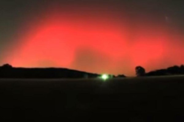 RIJEDAK FENOMEN, GRIMIZNO NEBO NAD SRBIJOM: Šta kažu narodna vjerovanja, kakav je to znak! Aurora borealis moguća i večeras (FOTO)