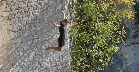 Skokom bez aplauza obilježena 30. godišnjica rušenja Starog mosta