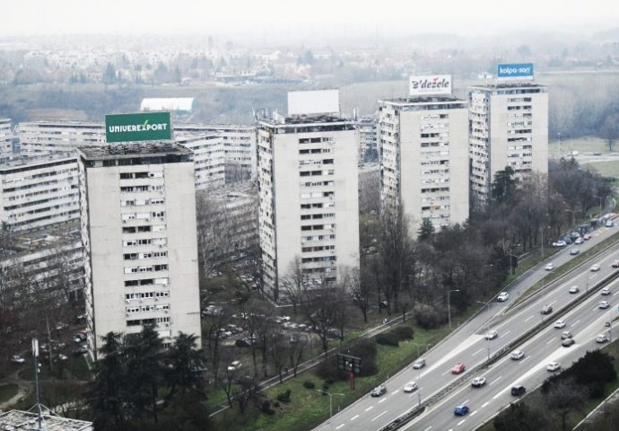 Stanari solitera u Beogradu našli su u ulazu tri kese za smeće: Oduševili se kada su shvatili šta je u njima (FOTO)