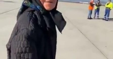 MAJKA, 80 GODINA, PRVI PUT U AVIONU, IDE KOD DJECE U AMERIKU Prekrstila se i ušla, a evo zašto su mnogi otplakali ovaj snimak (VIDEO)