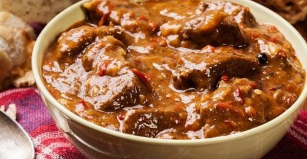 ČUVENI KUHAR OTKRIO RECEPT ZA PRAVI GULAŠ: Zbog 1 sastojka meso bude mekano kao duša, a saft preukusan!