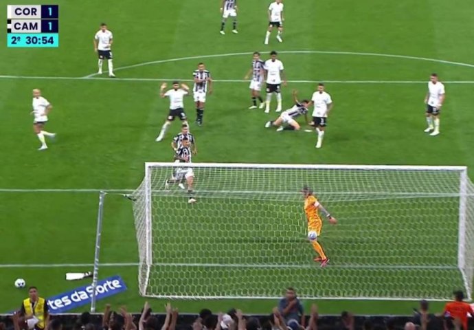 GOLMAN SE SKLONIO, LOPTA U MREŽI, ALI NE VAŽI: Da li ste znali za ovo fudbalsko pravilo? (VIDEO)