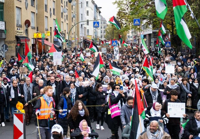 PROTEST U BERLINU U ZNAK PODRŠKE PALESTINI: Traže da se prekinu izraelska okupacija i genocid