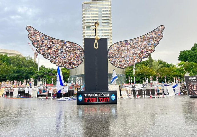 Na trgu u Tel Avivu postavljena ogromna instalacija za izvršenje smrtne kazne 