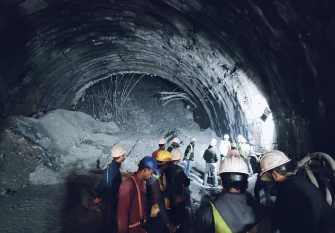 "ŽIVI SU, POSLALI SMO IM VODU I HRANU": U Indiji se urušio tunel, između 40 radnika i spasilaca se nalazi 200 METARA ZEMLJE (FOTO)